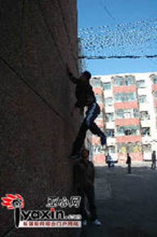 描述: 燕子李三传人新闻照