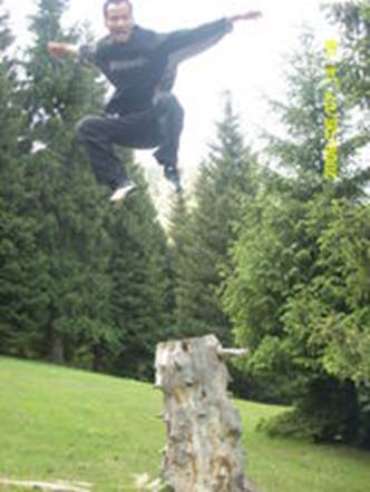 描述: 燕子李三传人练功照