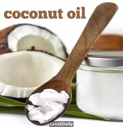 描述: 她滴了幾滴「這個」在頭髮上後，「乾燥」、「落髮」還是「白髮」在幾天後就解決了！