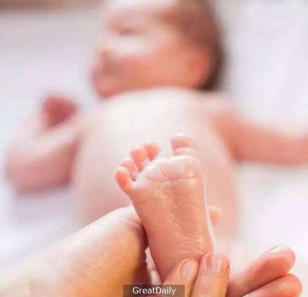 描述: 她滴了幾滴「這個」在頭髮上後，「乾燥」、「落髮」還是「白髮」在幾天後就解決了！