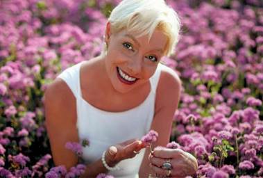 描述: 她來自金星，來到地球公布外星人真相，現已250歲！